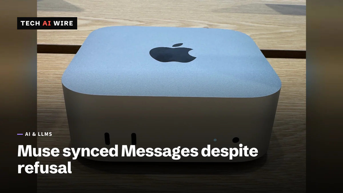 天板にAppleのロゴが入った銀色のMac miniが木製のテーブルに置かれ、前面の2つのポートと電源ランプがカメラの方を向いている。