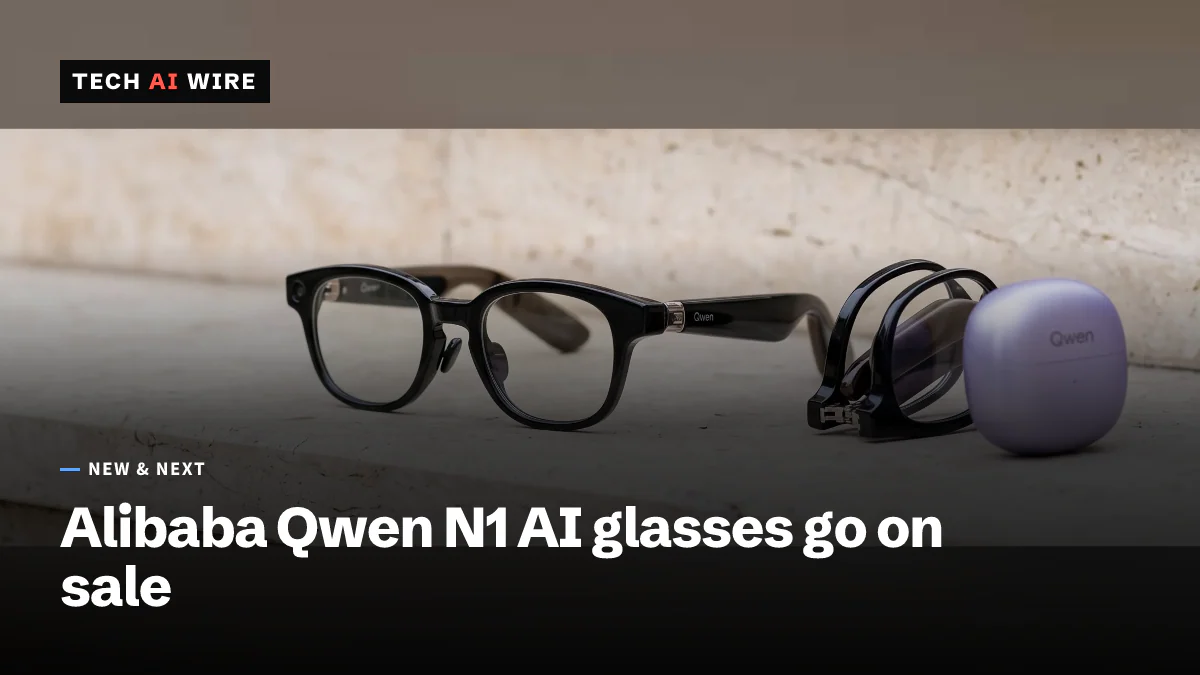Une paire de lunettes IA noires marquées Qwen, ouverte sur des marches en pierre claire, à côté d'une seconde paire repliée et d'un étui d'écouteurs Qwen lilas.