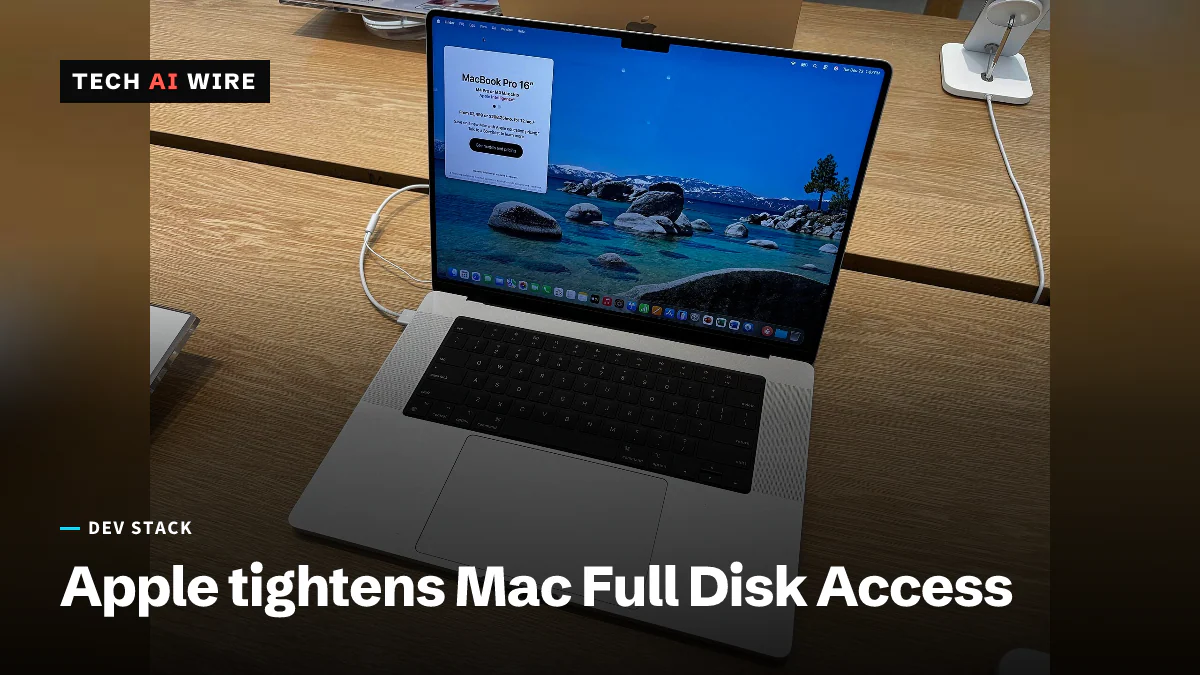 macOSが動作する銀色の16インチMacBook Proを、木製の展示テーブルの上で開いた状態で、斜め上から撮影した写真。