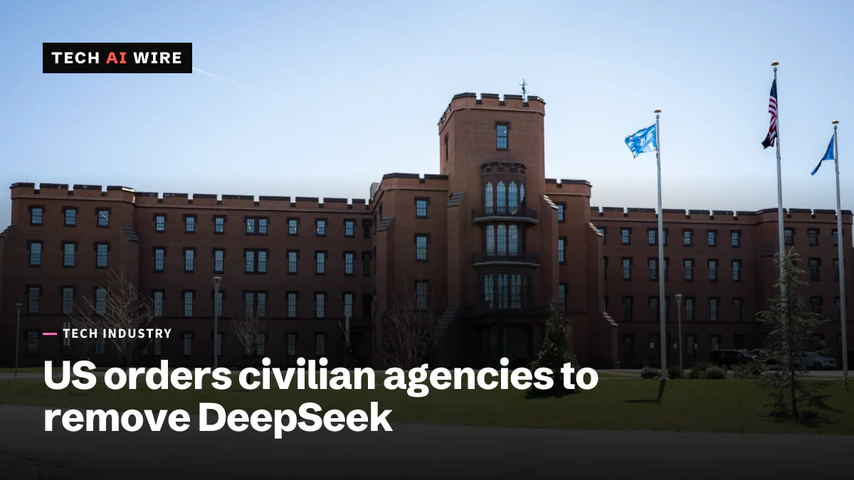 Gebäude 1 der Zentrale des Department of Homeland Security auf dem Campus St. Elizabeths in Washington, ein Gebäude aus rotem Backstein mit Flaggen davor.