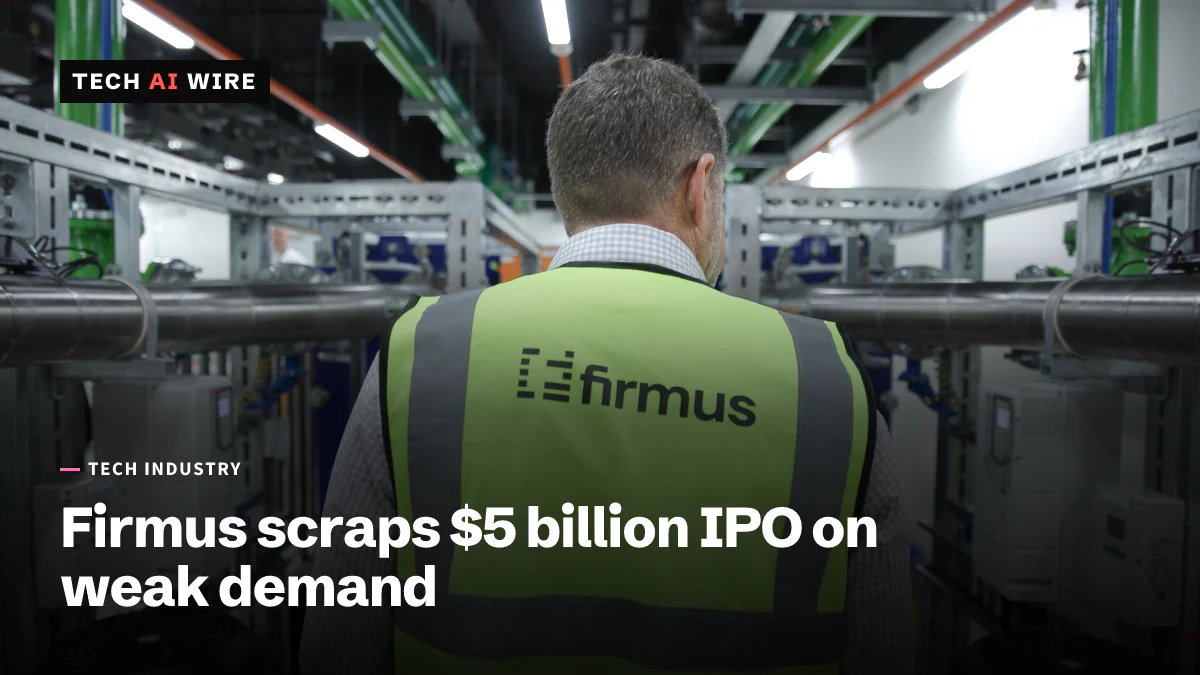 Firmusのロゴが入った高視認性ベストを着たFirmusの作業員が、Firmusの施設内で鋼管と冷却設備の間を歩いている。