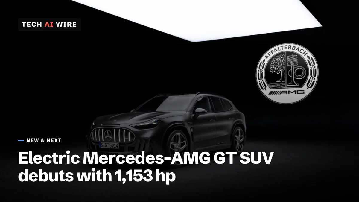Un Mercedes-AMG GT SUV gris oscuro con la parrilla iluminada en un estudio negro bajo un panel de luz brillante, con el escudo de AMG Affalterbach en la pared del fondo.