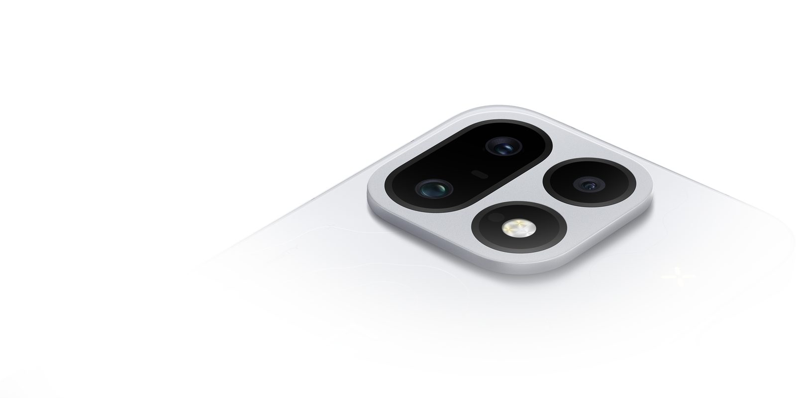 Primer plano del módulo de cámara cuadrado del OnePlus 16, con tres lentes y un flash sobre una parte trasera blanca.